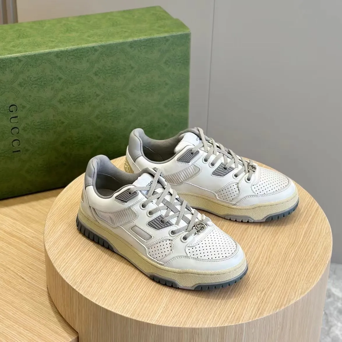 👟👟Ex-factory price👟👟Ex-factory price 580✨G Gucc~Gucci's new couple's distressed effect sneakers. This low-cut sneaker adopts a basketball-style silhouette design, and cleverly incorporates hollow panels and distressed effects, showing its unique ingenuity. Craftsmanship incorporates brand logo details such as the interlocking Double G styling accessories and Gucci logo, a low-key tribute to the brand's design heritage. A rubber non-slip outsole, inlays and embossed sole give the entire design a contemporary feel. Imported cowhide, rubber outsole Size: 35-44 (customized at 38.45)